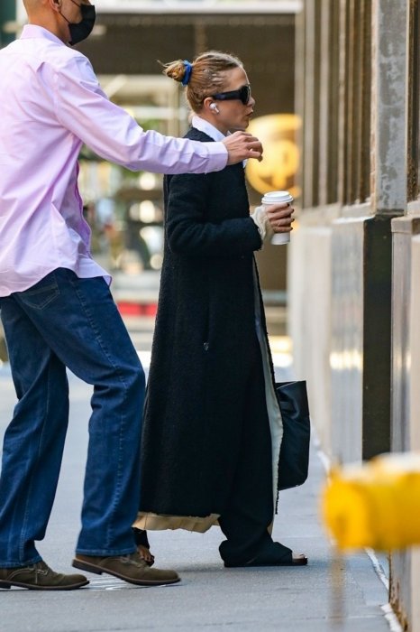 mary-kate-olsen-was-spotted-starting-her-day-in-new-york-1.jpg