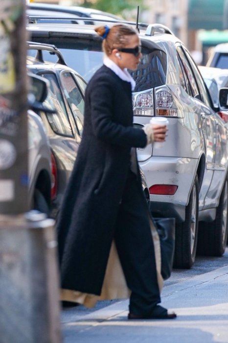 mary-kate-olsen-was-spotted-starting-her-day-in-new-york-2.jpg