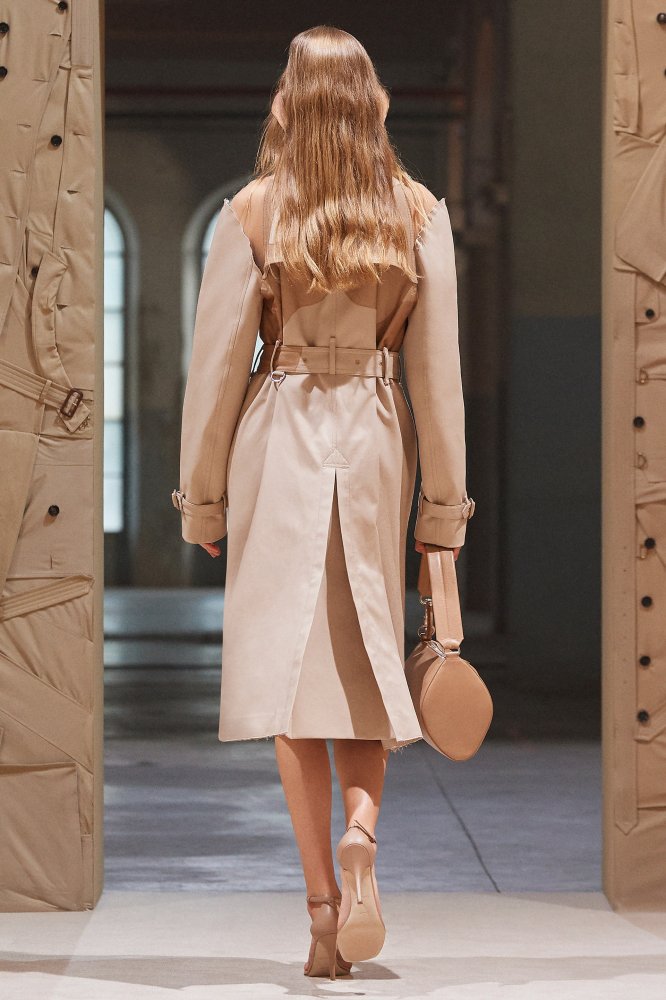 fe 00011-Burberry-Spring-2022-DETAILS-RTW-London-credit-Burberry.jpg