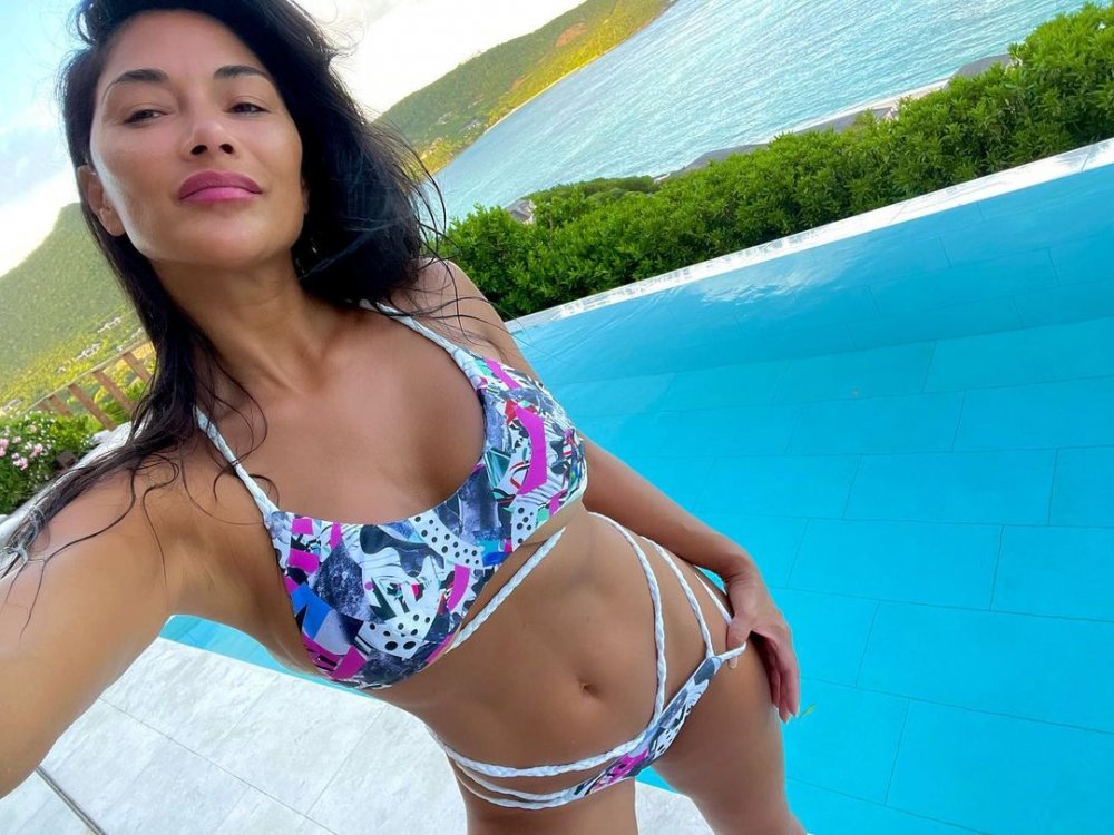 nicole-scherzinger-incredible-figure-in-bikini-october-2021-11-glamstyled.jpg