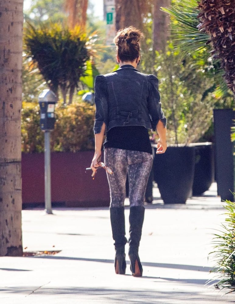 kate beckinsale look in a skin tight leggings at los angeles 10:12:2021 7.jpg