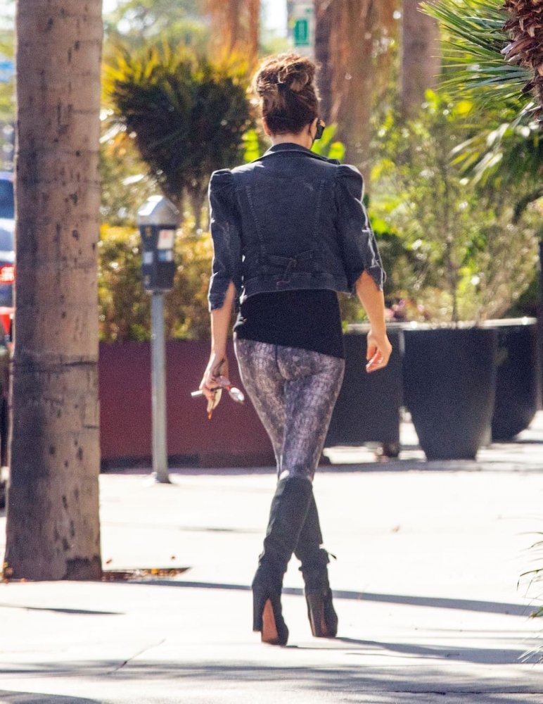 kate beckinsale look in a skin tight leggings at los angeles 10:12:2021 8.jpg