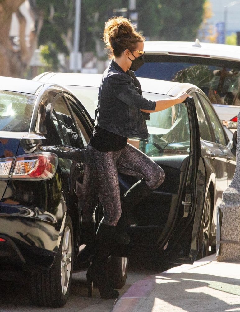 kate beckinsale look in a skin tight leggings at los angeles 10:12:2021 10.jpg