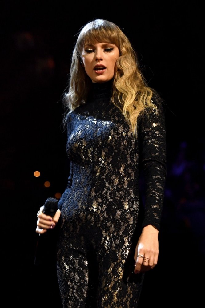 taylor swift in lacy black bodysuit at 2021 rock & roll hall of fame inductees glamstyled 4.jpg