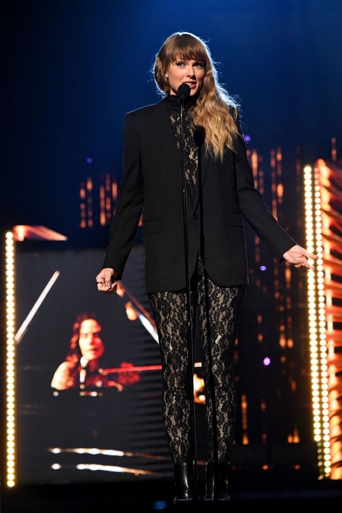 taylor swift in lacy black bodysuit at 2021 rock & roll hall of fame inductees glamstyled 9.jpg