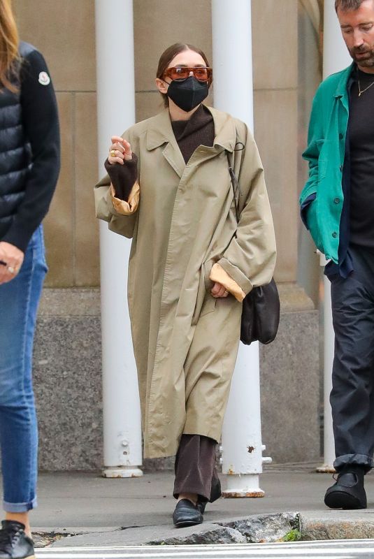 mary-kate-olsen-out-shopping-on-madison-ave-in-new-york-10-30-2021-6_thumbnail.jpg