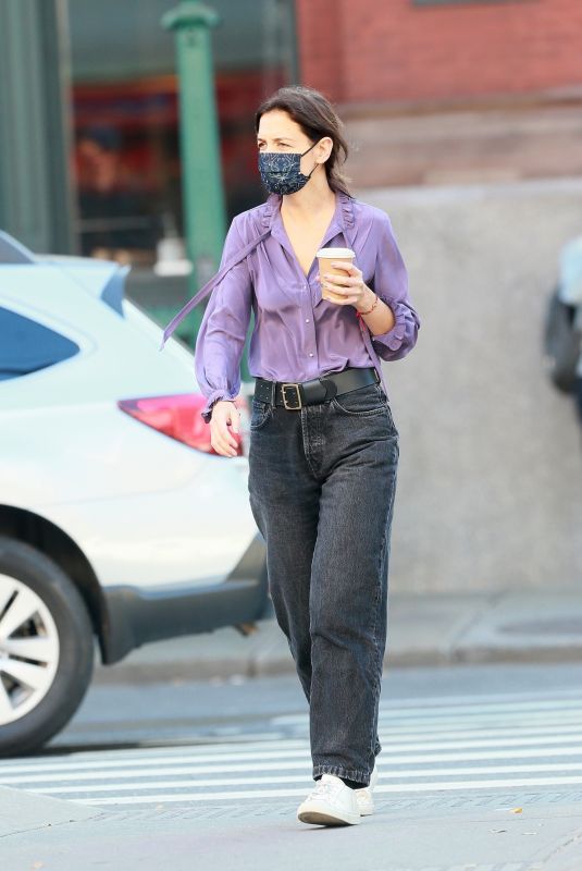 katie-holmes-heading-to-the-set-of-rare-objects-in-new-york-11-09-2021-6_thumbnail.jpg