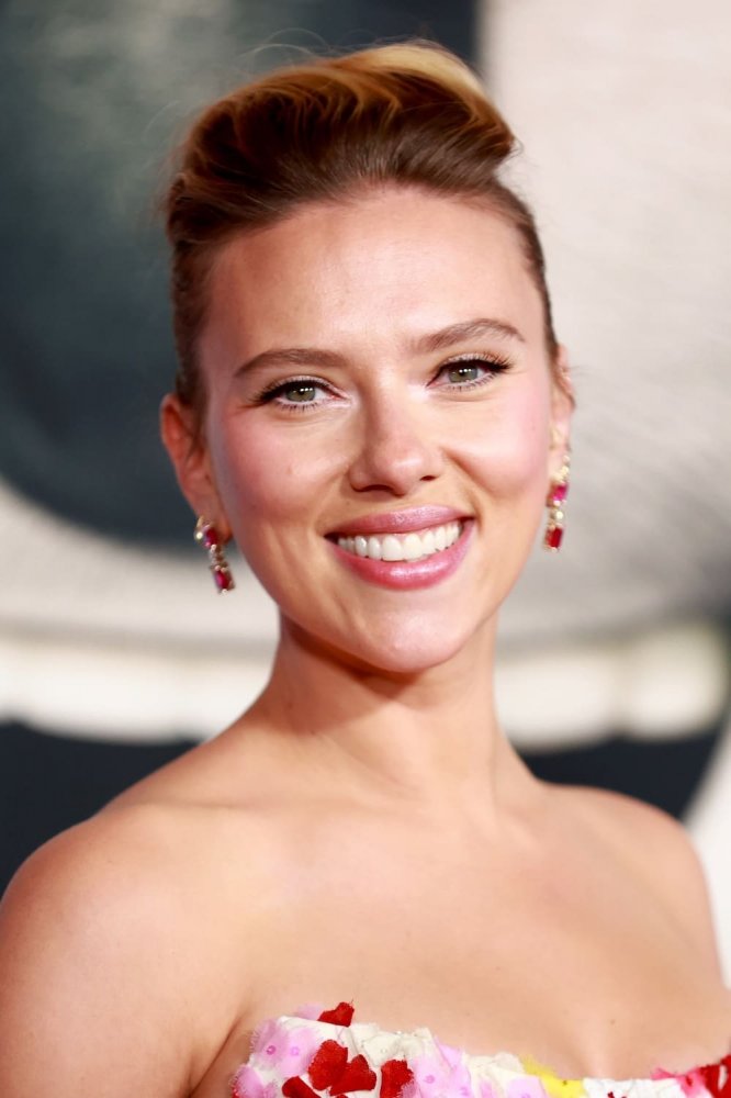 scarlett johansson stylish in mini dress at the sing 2 la premiere 3.jpg