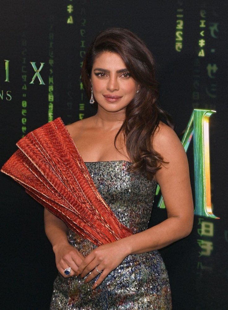 priyanka chopra in strapless gown at the matrix resurrections san francisco premiere 10.jpg