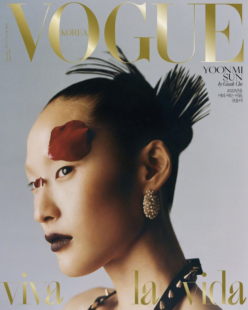 Vogue-Korea-December-2021-covers-by-Cho-Giseok-3.jpg