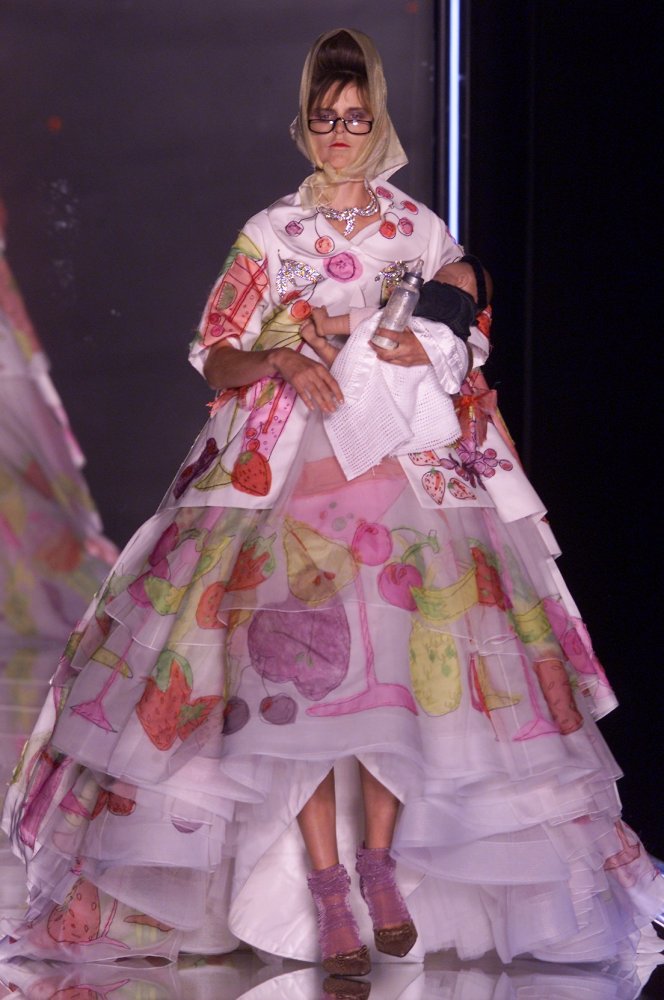 christian-dior-spring-2001-couture-014-stella-tennant.jpeg