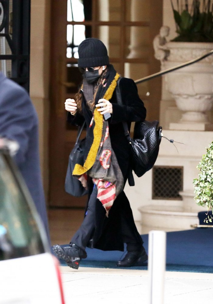 mary-kate-olsen-leaving-the-ritz-hotel-in-paris-01-25-2022-1.jpg