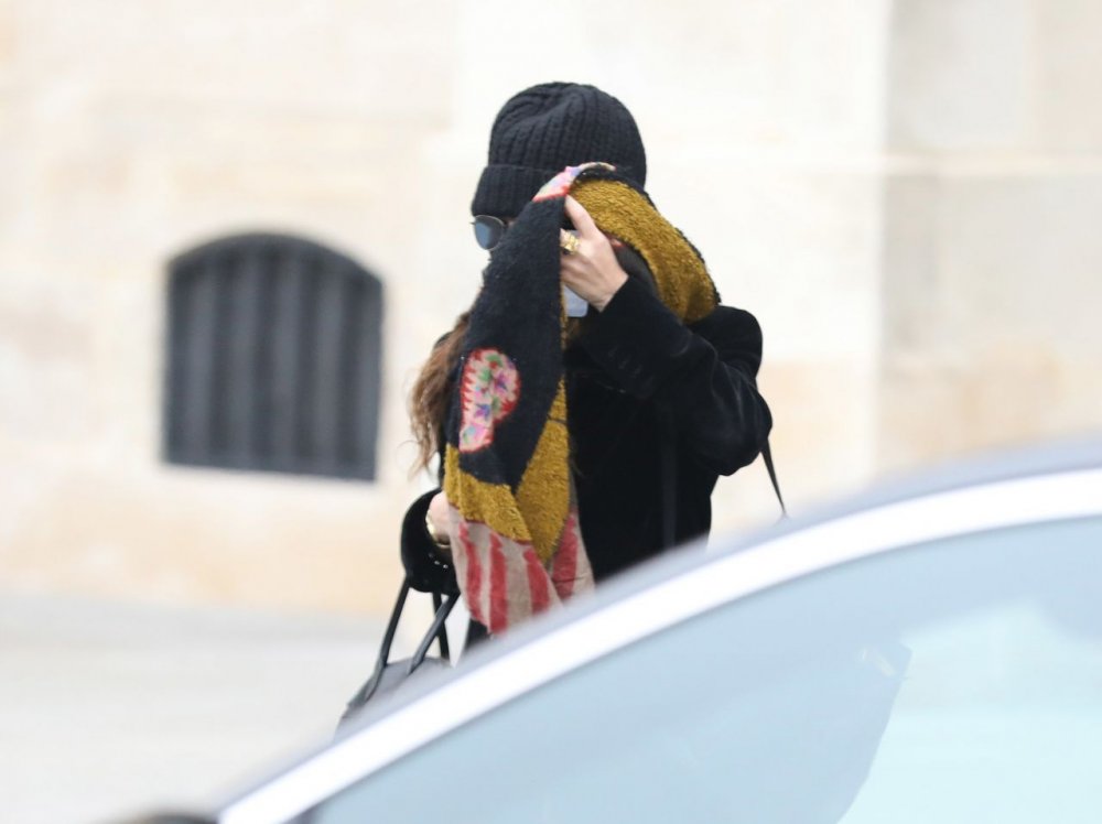 mary-kate-olsen-leaving-the-ritz-hotel-in-paris-01-25-2022-2.jpg