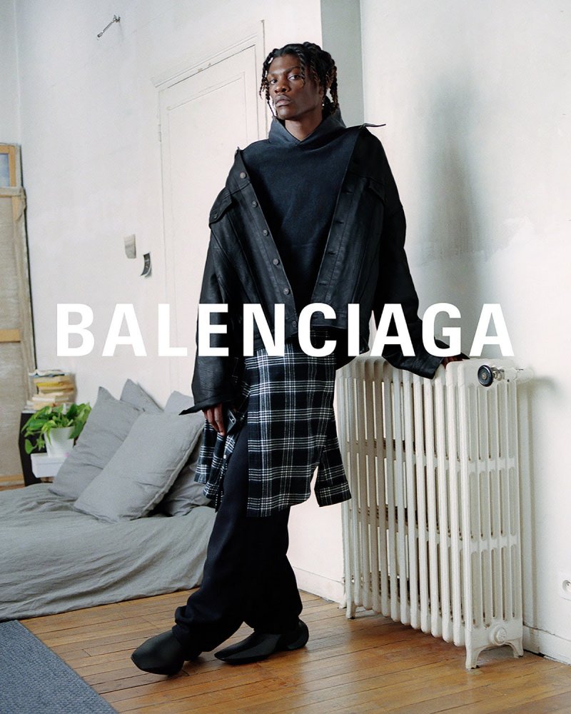 BALENCIAGA-CAMPAIGN-TOMMY-BLUE-LOOK-02-LOGO.jpg.jpg