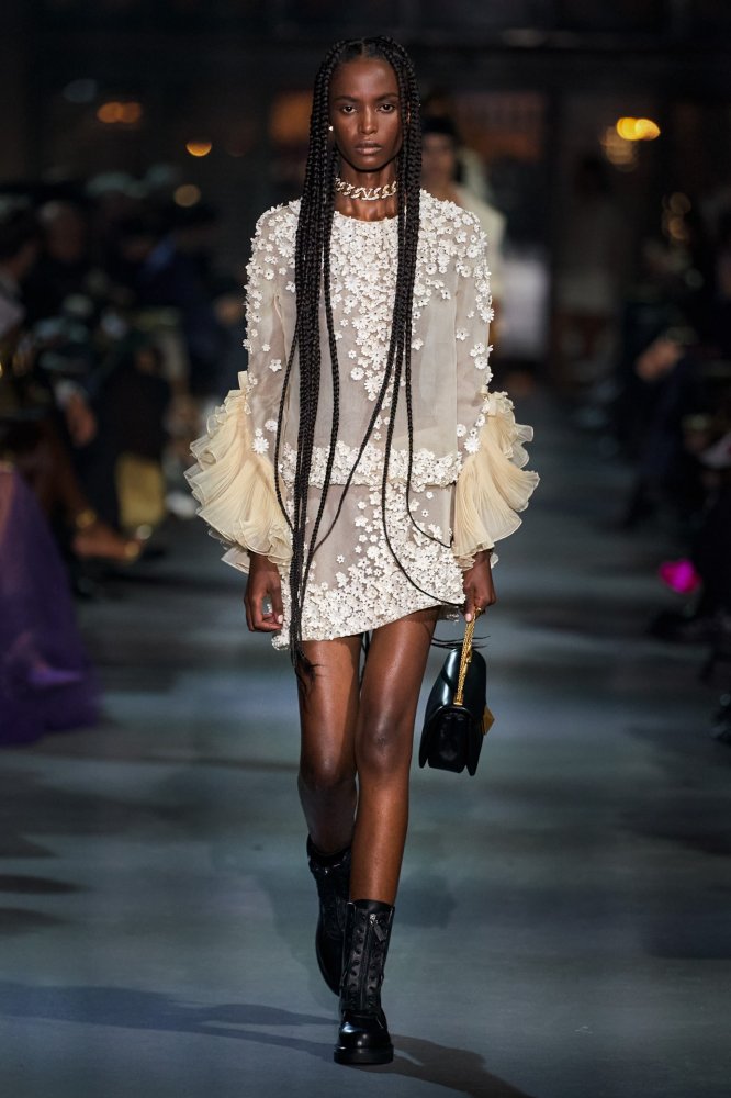 00001-Valentino-Spring-22-RTW-Paris-credit-gorunway.jpg 00001-Valentino-Spring-22-RTW-Paris-credit-gorunway.jpg