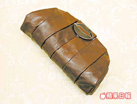 深啡色「口唇」 clutch手袋 $3,920.jpg