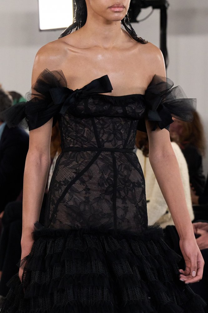 00114-giambattista-valli-fall-2022-ready-to-wear-paris-details-credit-gorunway.jpg