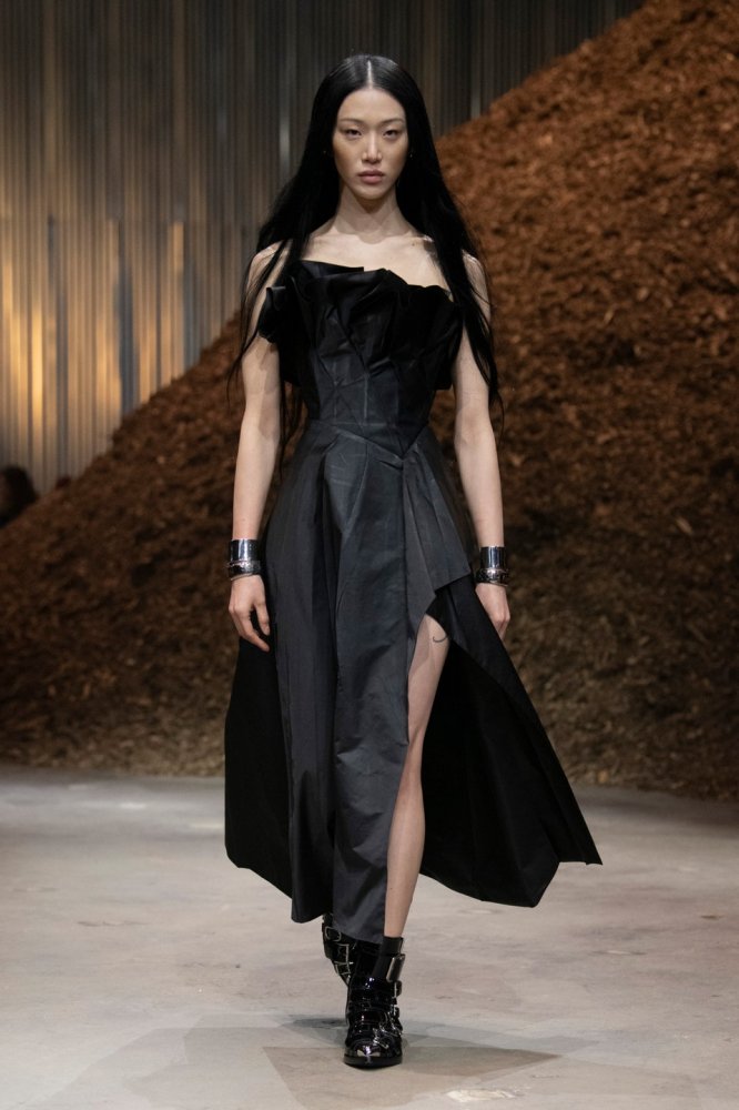 00020-alexander-mcqueen-fall-2022-ready-to-wear-credit-brand.jpg