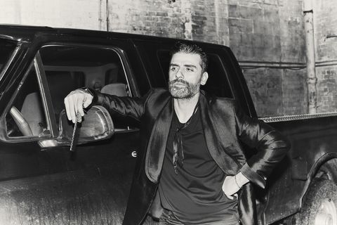 esq040122oscarisaac-011-1648485050.jpg