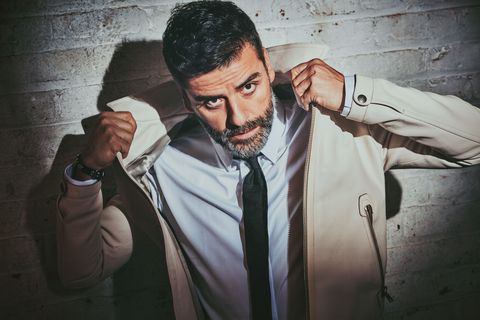 esq040122oscarisaac-003-1648485173.jpg