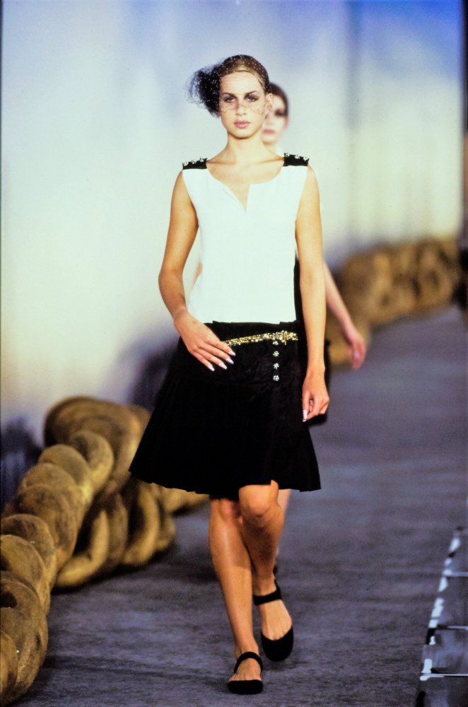 028-chanel-spring-2001-couture-CN10051447-mariana-weickert.jpg.8bef471857bcfbce845134b1c4aeacb6.jpg