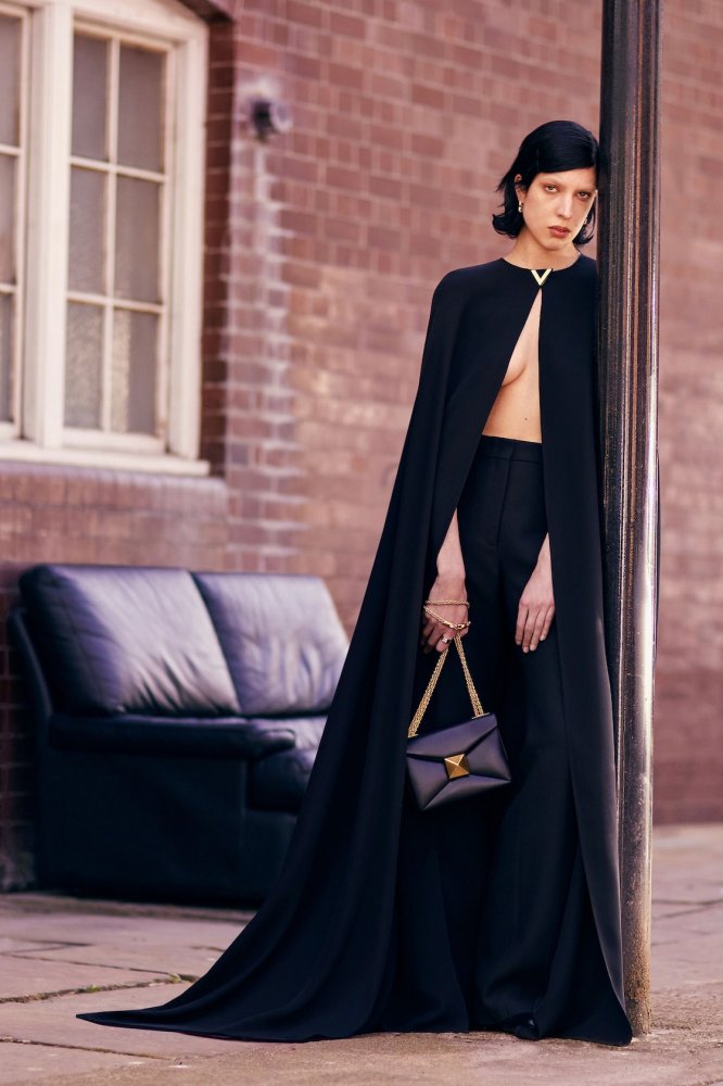 00022-valentino-pre-fall-2022-credit-brand.jpeg