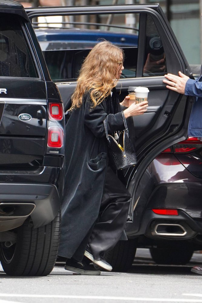 Mary-Kate-Olsen---Seen-while-heading-to-her-office-in-New-York-04.jpg