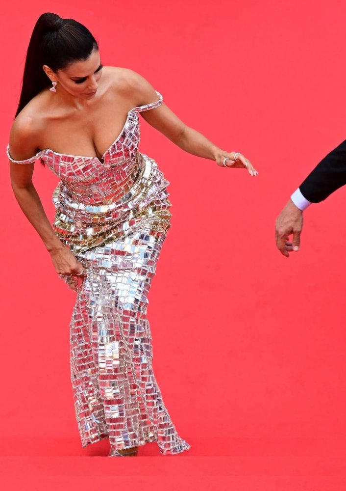 cannes 2002 red carpet eva longoria in silver dress 8.jpg