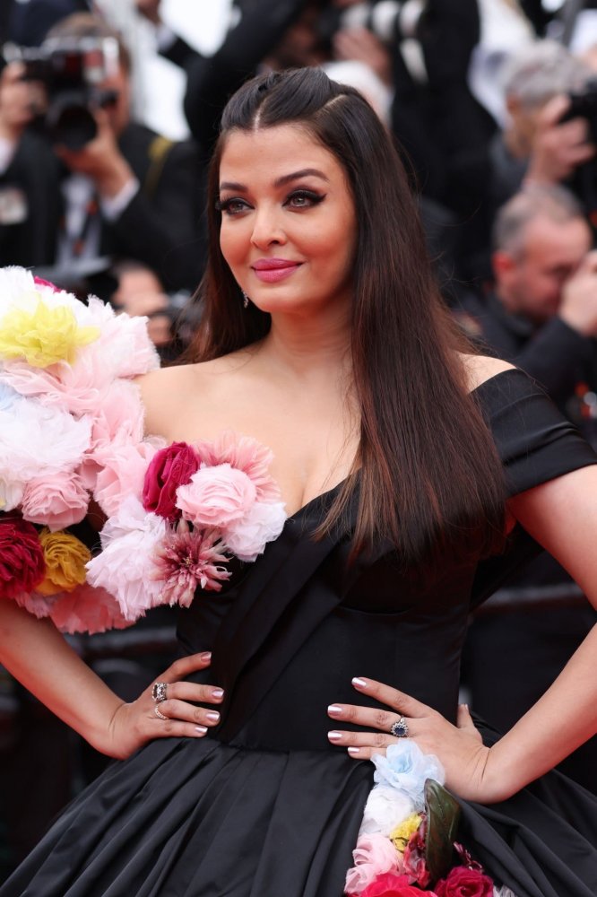 cannes 2002 red carpet aishwarya rai bachchan in black dress 15.jpg