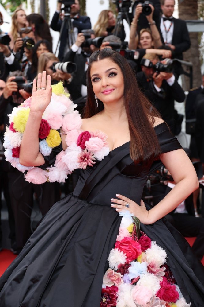 cannes 2002 red carpet aishwarya rai bachchan in black dress 19.jpg