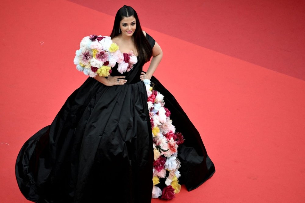 cannes 2002 red carpet aishwarya rai bachchan in black dress 7.jpg