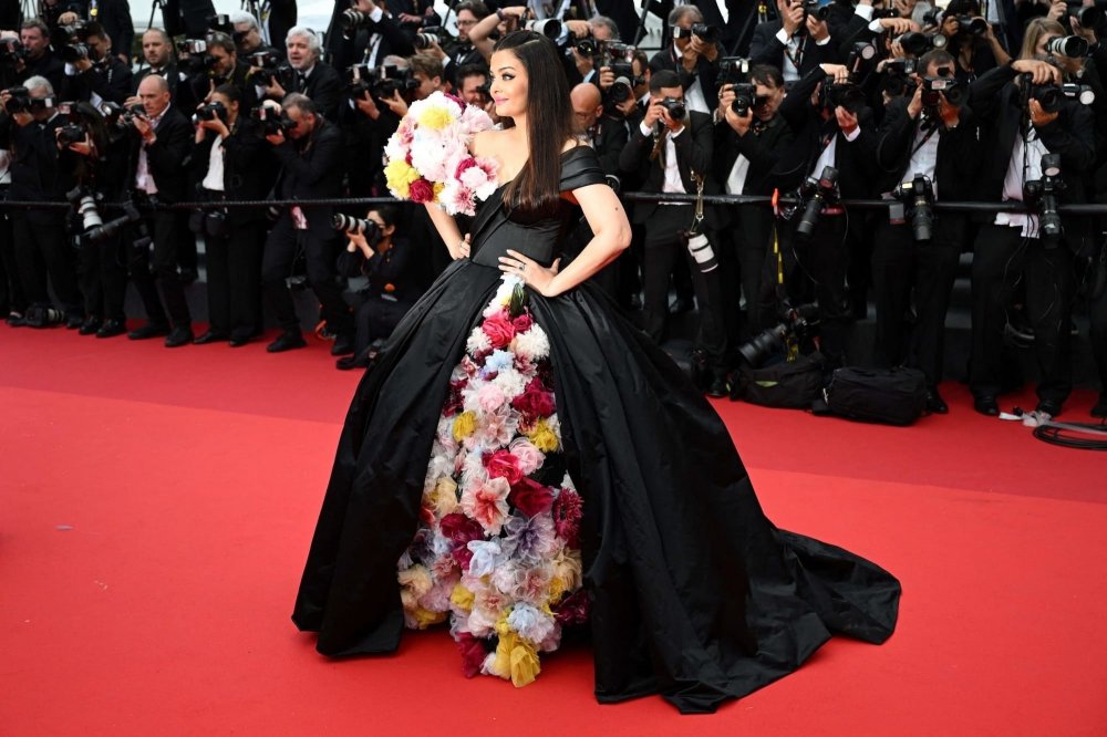 cannes 2002 red carpet aishwarya rai bachchan in black dress 3.jpg