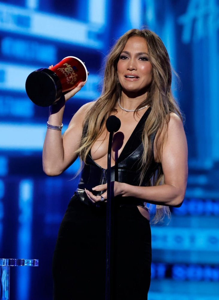 mtv movie tv awards 2022 jennifer lopez in black monot tank top 18.jpg