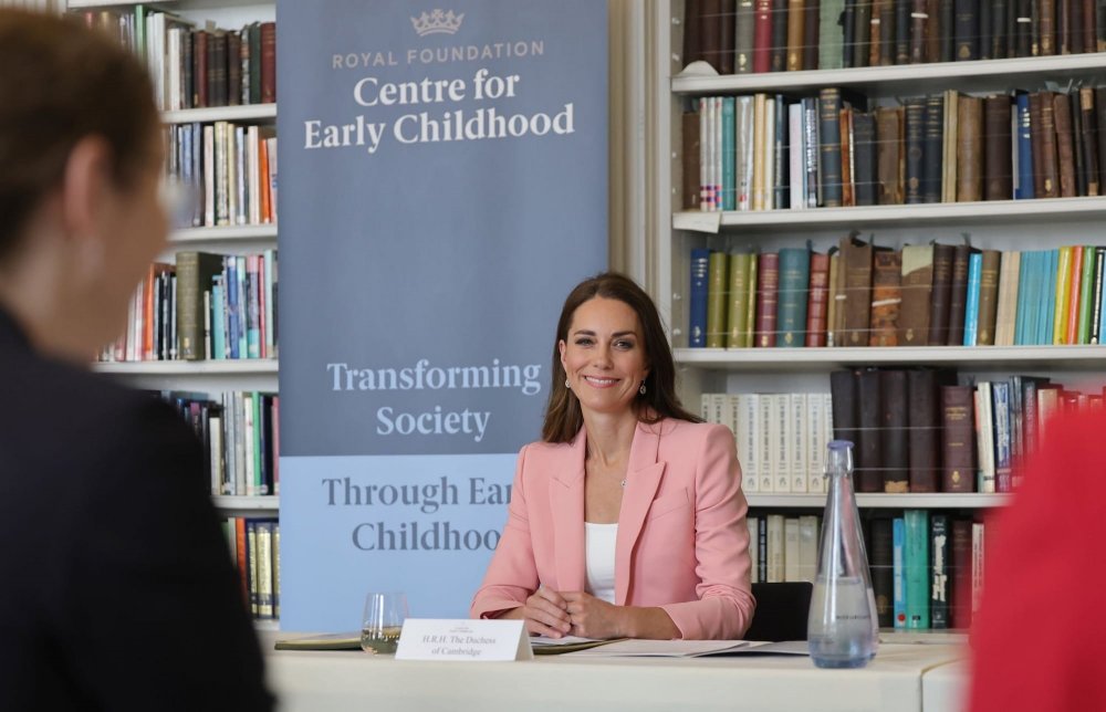 kate middleton in pink alexander mcqueen suit at roundtable conference in london 2022 3.jpg