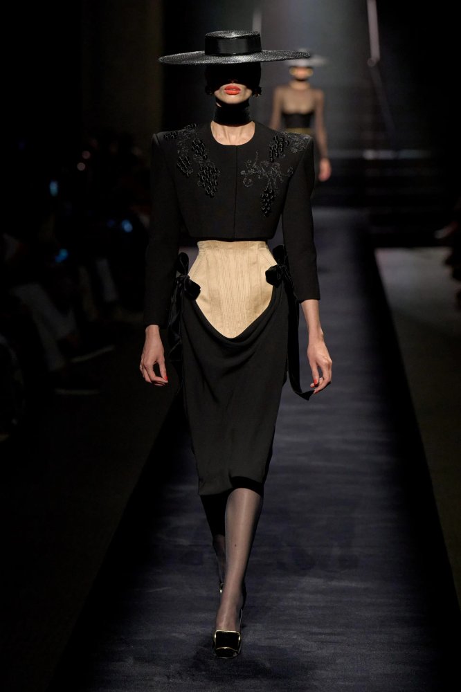 00001-schiaparelli-fall-2022-cou.jpg