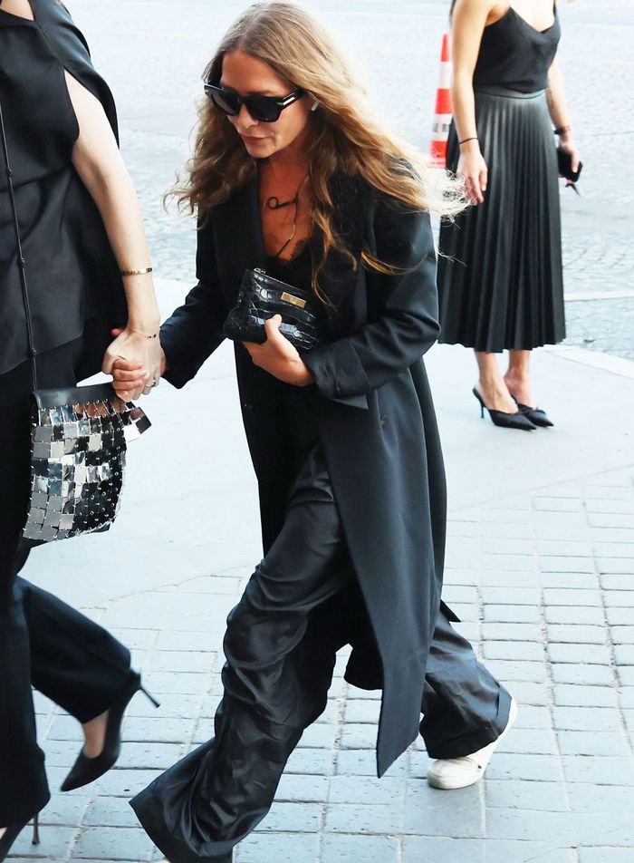 mary-kate-olsen-paris-outfit-301031-1657232376522-image.700x0c.jpg