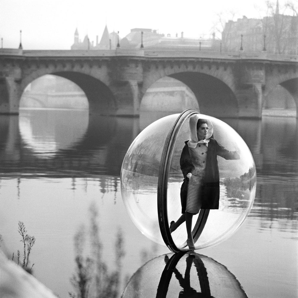 melvin-sokolsky_bubble-on-seine-kick.jpeg