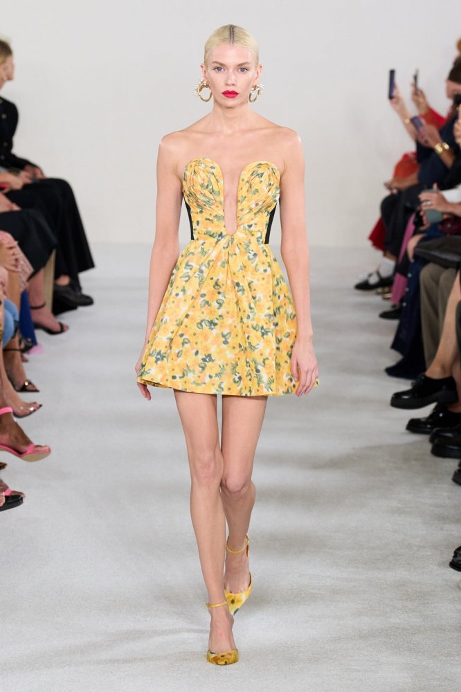 00005-carolina-herrera-spring-2023-ready-to-wear-credit-gorunway.jpg