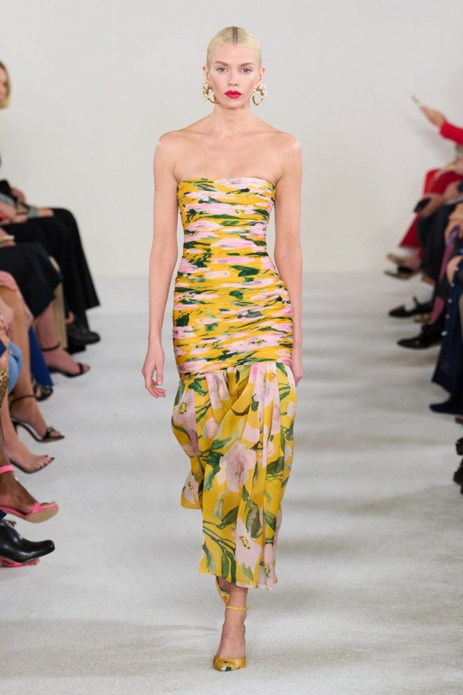 00052-carolina-herrera-spring-2023-ready-to-wear-credit-gorunway.jpg