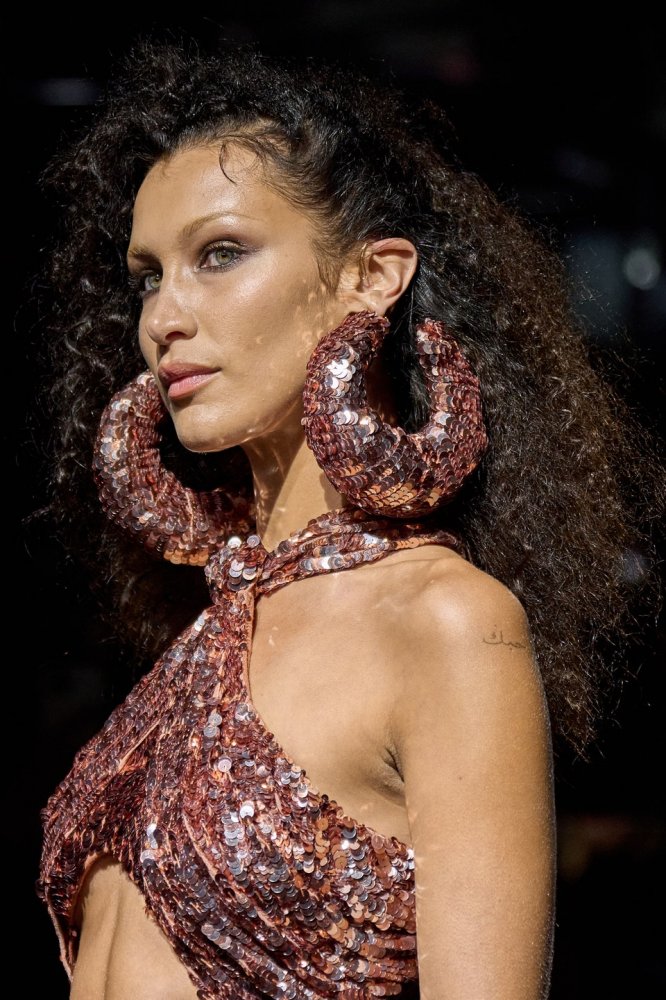 00106-tom-ford-spring-2023-ready-to-wear-details-credit-gorunway.jpg