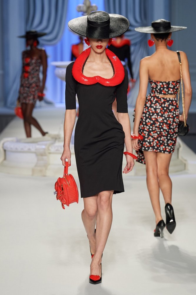 00009-moschino-spring-2023-ready-to-wear-credit-gorunway.jpg