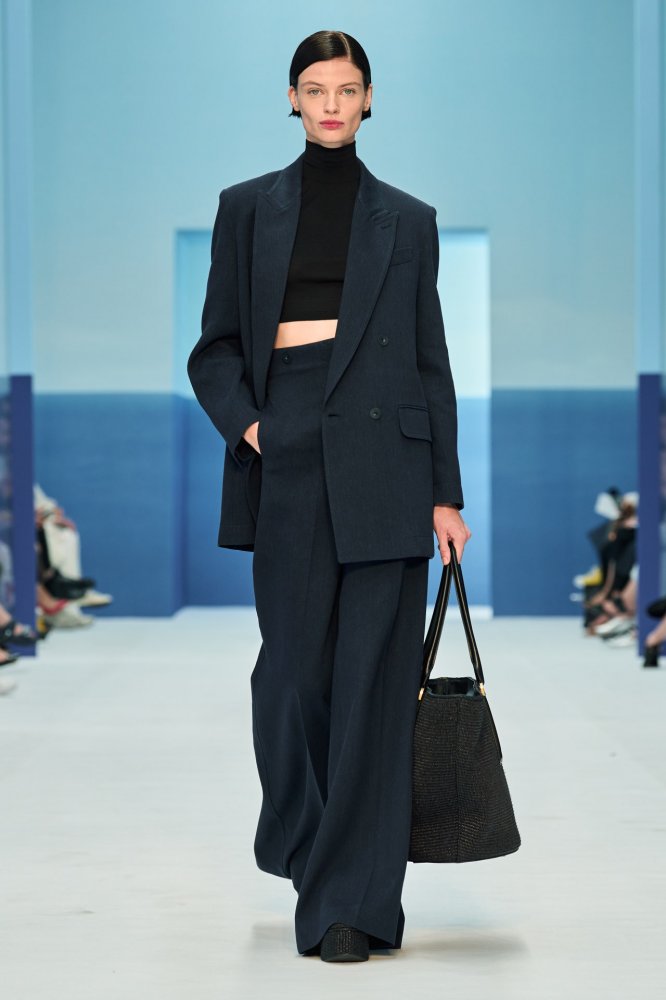 00016-max-mara-spring-2023-ready-to-wear-credit-gorunway.jpeg