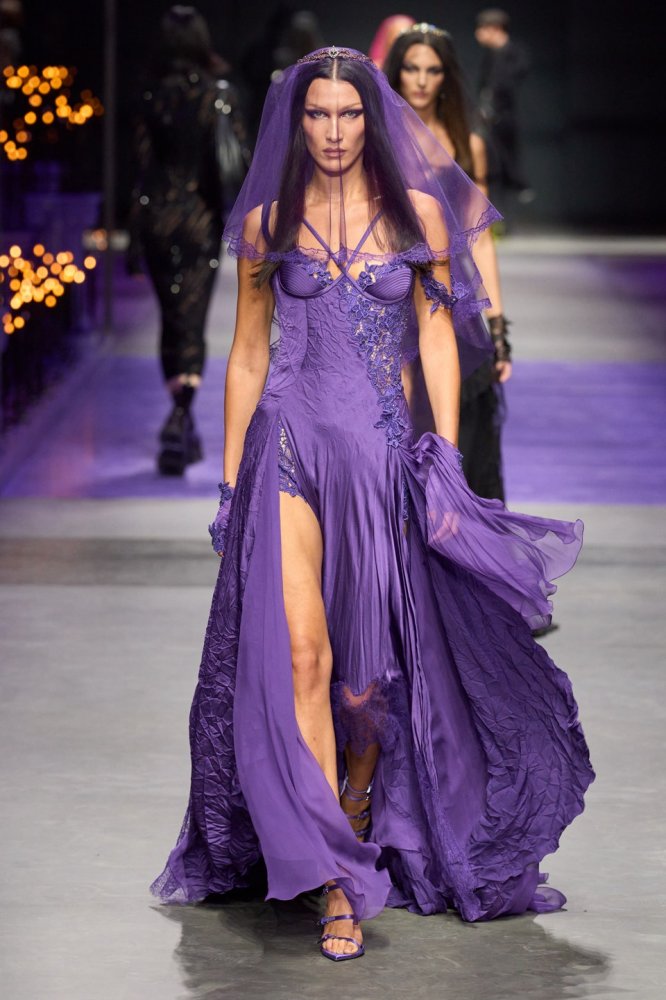 00054-versace-spring-2023-ready-to-wear-credit-gorunway.jpg