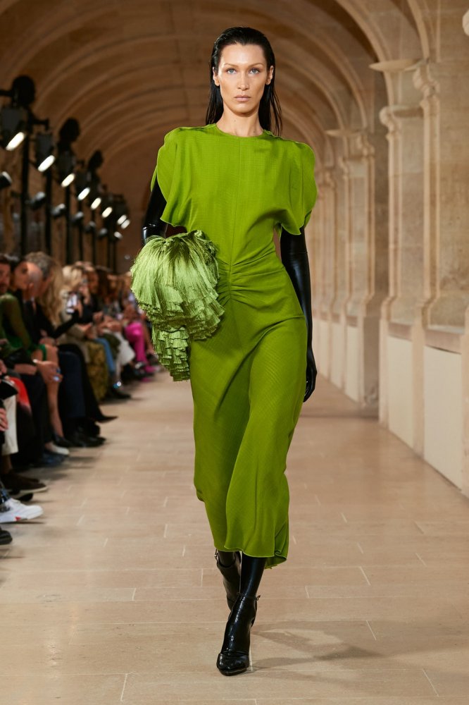 00004-victoria-beckham-spring-2023-ready-to-wear-credit-gorunway.jpg