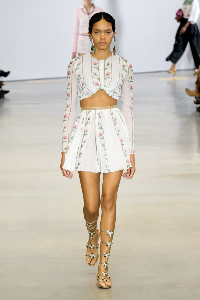 00016-giambattista-valli-spring-2023-ready-to-wear-credit-gorunway.jpg