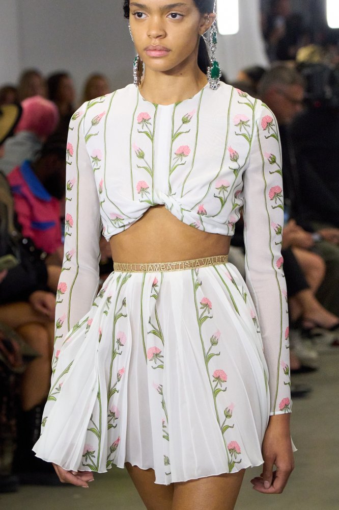 00055-giambattista-valli-spring-2023-ready-to-wear-details-credit-gorunway.jpg