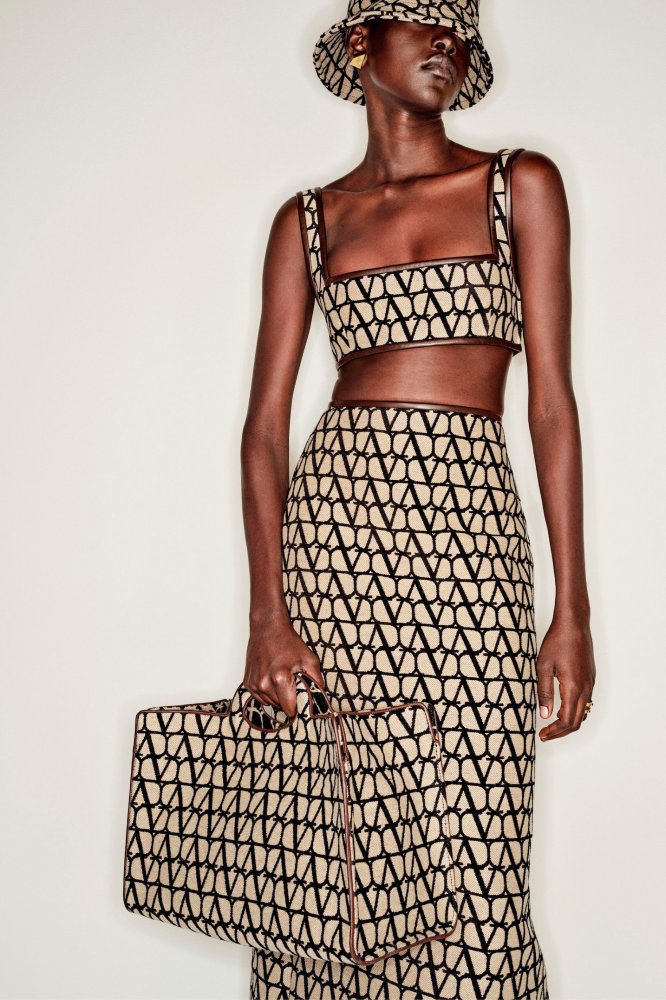 00021-valentino-resort-2023-credit-brand.jpeg