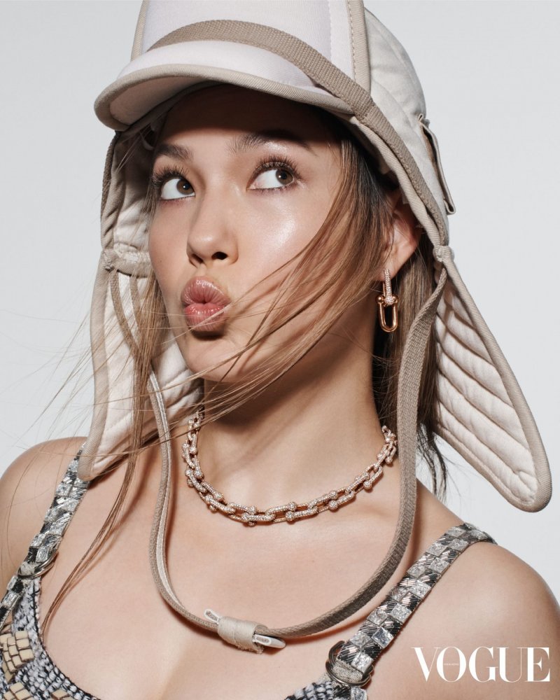 Eileen-Gu-by-Paola-Kudacki-Vogue-HK-Jan-2023-00003.jpg