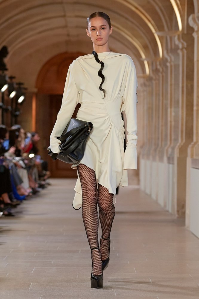 00029-victoria-beckham-fall-2023-ready-to-wear-credit-gorunway.jpg