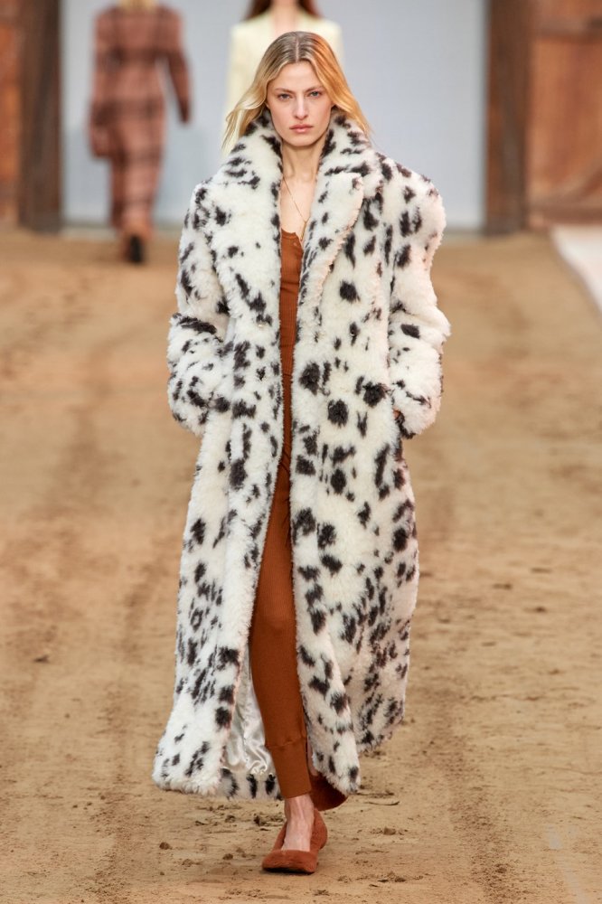 00011-stella-mccartney-fall-2023-ready-to-wear-credit-gorunway.jpg